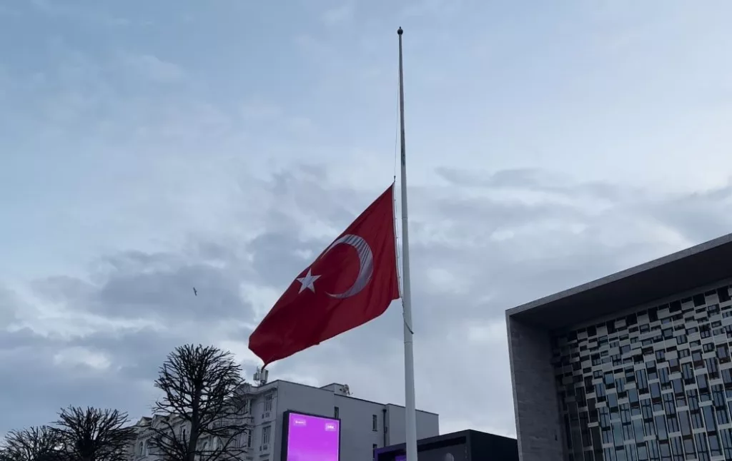 İSTANBUL'DA MİLLİ YAS NEDENİYLE BAYRAKLAR YARIYA İNDİRİLDİ