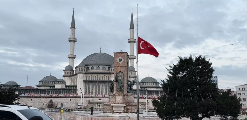 İSTANBUL'DA MİLLİ YAS NEDENİYLE BAYRAKLAR YARIYA İNDİRİLDİ