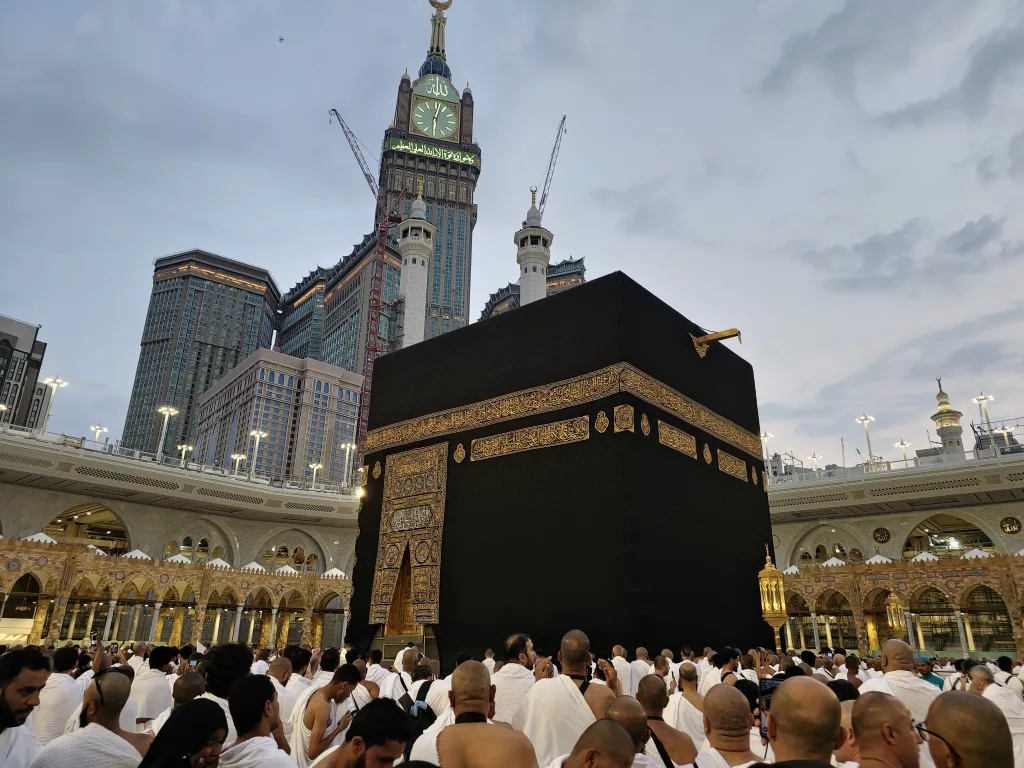 YÜZBİNLERCE MÜSLÜMAN KABE'Yİ TAVAF ETTİ