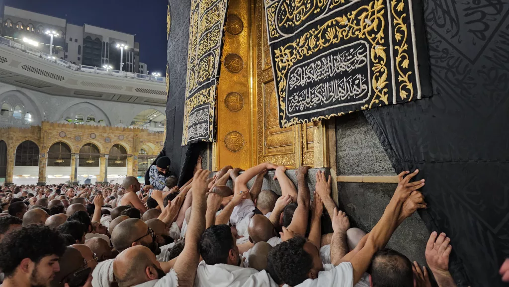 YÜZBİNLERCE MÜSLÜMAN KABE'Yİ TAVAF ETTİ