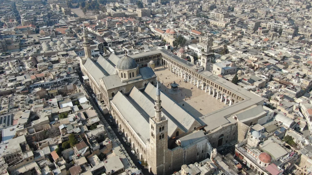 SURİYELİLER BİR KEZ DAHA CUMA NAMAZI İÇİN EMEVİ CAMİİ'NDE
