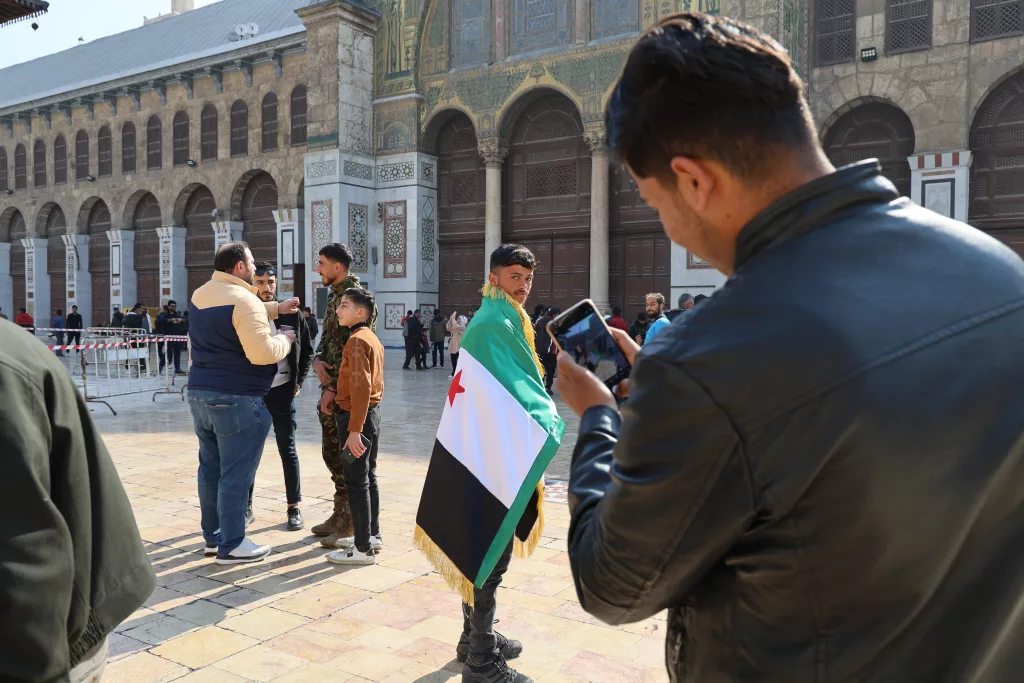 SURİYELİLER BİR KEZ DAHA CUMA NAMAZI İÇİN EMEVİ CAMİİ'NDE