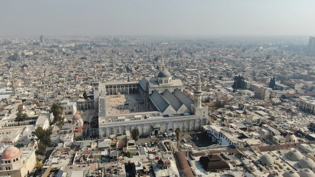 SURİYELİLER BİR KEZ DAHA CUMA NAMAZI İÇİN EMEVİ CAMİİ'NDE