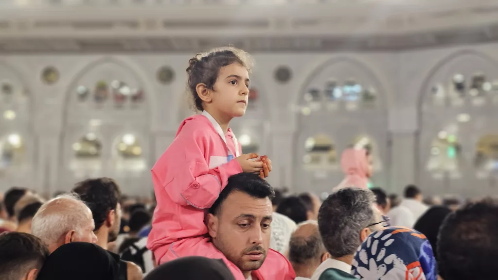 KABE'DE "MİRAÇ" COŞKUSU YÜZBİNLERCE MÜSLÜMAN, MİRAÇ GECESİ'NDE KABE'DE NAMAZ KILDI, TAVAF ETTİ