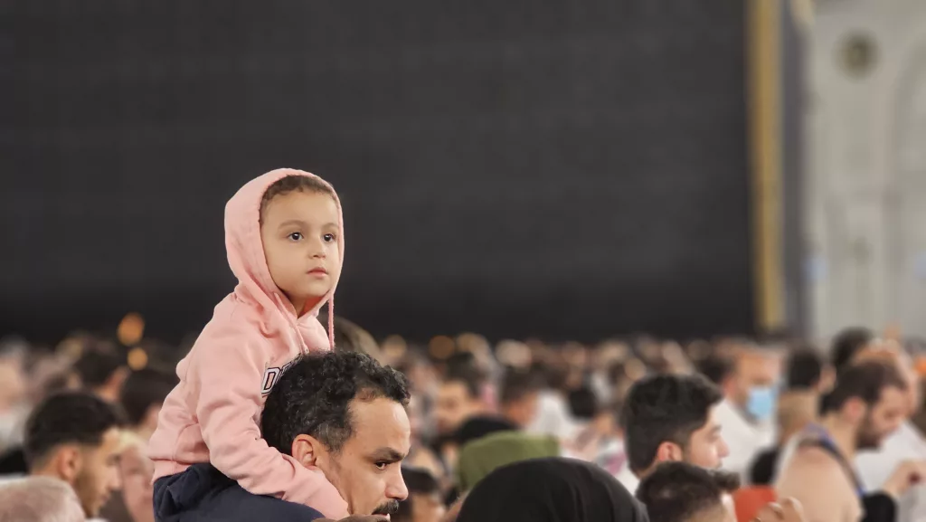KABE'DE "MİRAÇ" COŞKUSU YÜZBİNLERCE MÜSLÜMAN, MİRAÇ GECESİ'NDE KABE'DE NAMAZ KILDI, TAVAF ETTİ