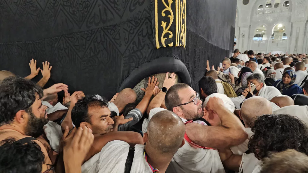 KABE'DE "MİRAÇ" COŞKUSU YÜZBİNLERCE MÜSLÜMAN, MİRAÇ GECESİ'NDE KABE'DE NAMAZ KILDI, TAVAF ETTİ