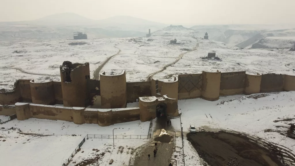 KARS'TA ANİ ÖREN YERİ ZİYARETÇİ AKININA UĞRUYOR