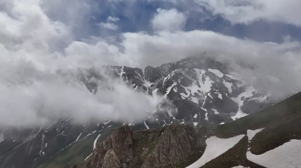 BAYBURT'TA DAĞLAR SİS BULUTLARIYLA KAPLANDI!