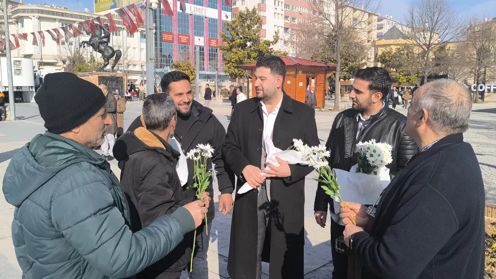 'DÜNYA TERSİNE GÜNÜ'NDE ERKEKLERİ ÇİÇEKLE MUTLU ETTİLER KENDİLERİNE ÇİÇEK VERİLEN ERKEKLER ŞAŞIRDI