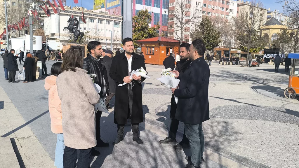 'DÜNYA TERSİNE GÜNÜ'NDE ERKEKLERİ ÇİÇEKLE MUTLU ETTİLER KENDİLERİNE ÇİÇEK VERİLEN ERKEKLER ŞAŞIRDI