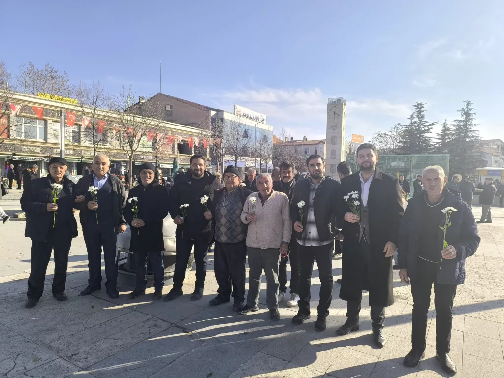 'DÜNYA TERSİNE GÜNÜ'NDE ERKEKLERİ ÇİÇEKLE MUTLU ETTİLER KENDİLERİNE ÇİÇEK VERİLEN ERKEKLER ŞAŞIRDI