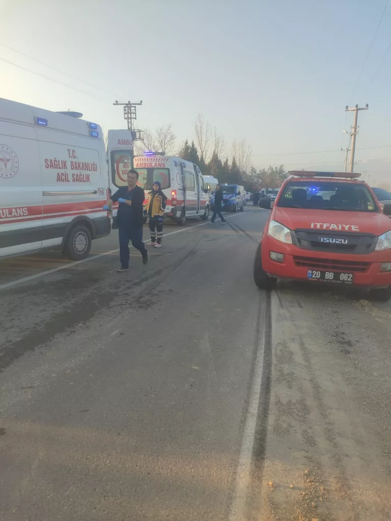 DENİZLİ'DE İŞÇİ SERVİSİ DEVRİLDİ: 4 ÖLÜ, 19 YARALI