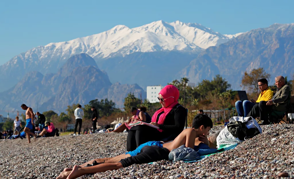 ANTALYA'DA KARLA KAPLI DAĞLARIN GÖLGESİNDE DENİZ VE GÜNEŞ KEYFİ "DOĞUDA ZOR KIŞ ŞARTLARI ALTINDA YAŞANIRKEN, BURADA HEM DENİZ HEM GÜNEŞ KISKANDIRIR" "HAVA SIFIR DERECE DE OLSA, DENİZ SUYU 16'NIN ALTINA DÜŞMEZ"