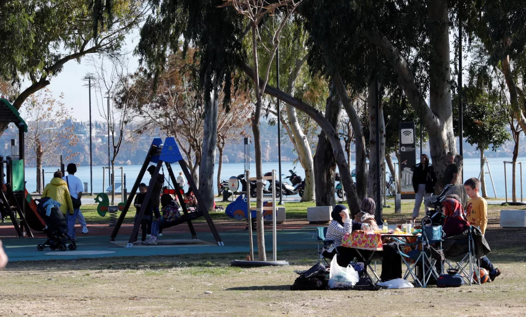 ANTALYA'DA KARLA KAPLI DAĞLARIN GÖLGESİNDE DENİZ VE GÜNEŞ KEYFİ "DOĞUDA ZOR KIŞ ŞARTLARI ALTINDA YAŞANIRKEN, BURADA HEM DENİZ HEM GÜNEŞ KISKANDIRIR" "HAVA SIFIR DERECE DE OLSA, DENİZ SUYU 16'NIN ALTINA DÜŞMEZ"