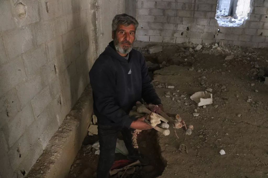 SURİYE'DE ENKAZA DÖNEN TADOMON MAHALLESİ'NDEN KORKUNÇ GÖRÜNTÜLER: BİNALARIN ALTINDAN İNSAN KEMİKLERİ ÇIKIYOR