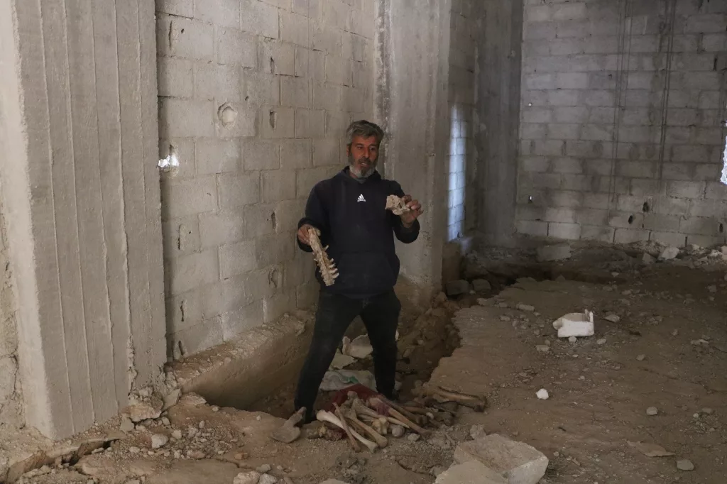 SURİYE'DE ENKAZA DÖNEN TADOMON MAHALLESİ'NDEN KORKUNÇ GÖRÜNTÜLER: BİNALARIN ALTINDAN İNSAN KEMİKLERİ ÇIKIYOR
