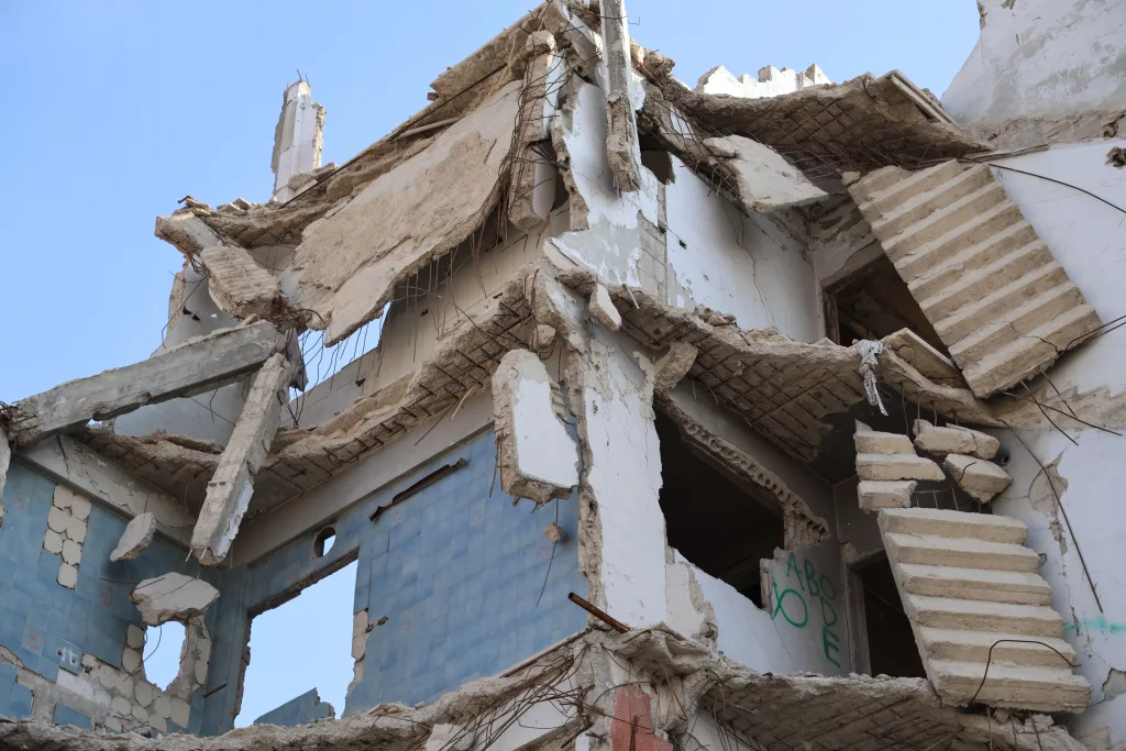 SURİYE'DE 13 YIL SONRA MAHALLESİNE DÖNDÜ, EVİNİ ENKAZA DÖNMÜŞ BULDU