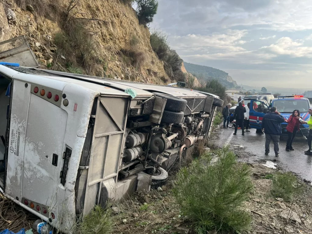 TUR MİNİBÜSÜ DEVRİLDİ: 23 YARALI