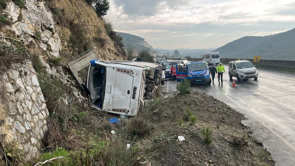 TUR MİNİBÜSÜ DEVRİLDİ: 23 YARALI