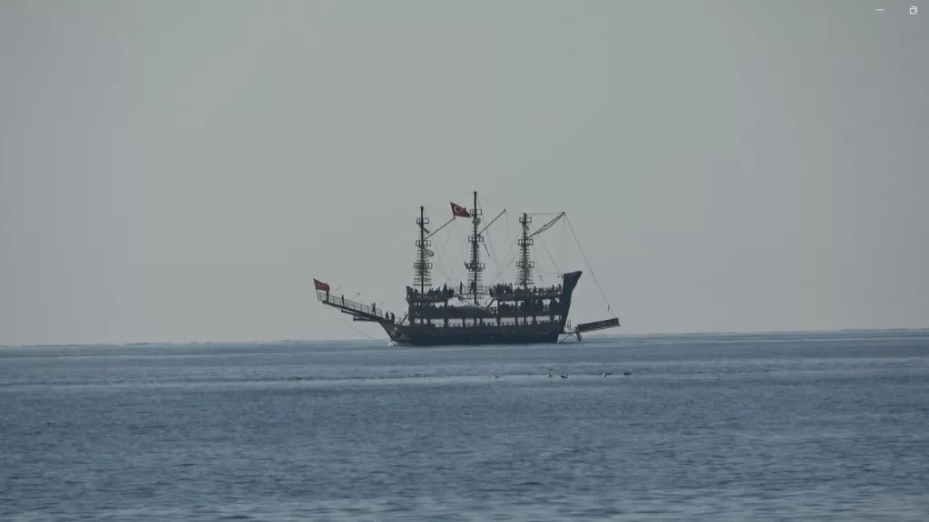 ANTALYA KIŞA MEYDAN OKUMAYA DEVAM EDİYOR HAVA SICAKLIĞININ 20 DERECEYE ÇIKTIĞI ALANYA'DA GÜNEŞLİ HAVADA DENİZ KEYFİ YAPTILAR
