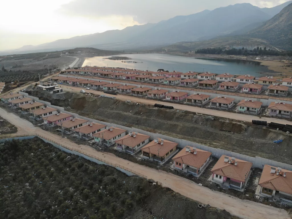 HASSA'DA GÖL VE AMANOS DAĞLARI MANZARALI 206 KÖY EVİNDE YAŞAM MART AYINDA BAŞLAYACAK "EVLERİMİZİN MANZARASI AMANOS DAĞLARINI VE GÖLÜMÜZÜ GÖRÜYOR"