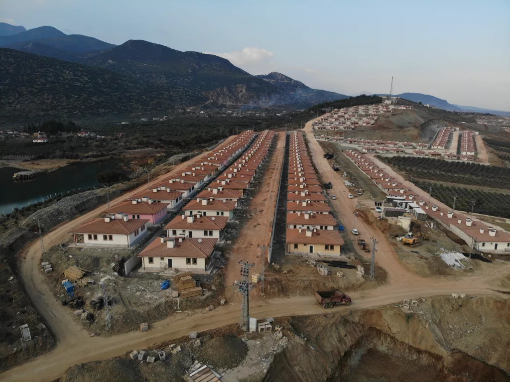 HASSA'DA GÖL VE AMANOS DAĞLARI MANZARALI 206 KÖY EVİNDE YAŞAM MART AYINDA BAŞLAYACAK "EVLERİMİZİN MANZARASI AMANOS DAĞLARINI VE GÖLÜMÜZÜ GÖRÜYOR"
