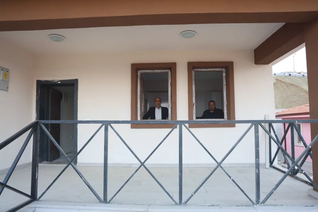 HASSA'DA GÖL VE AMANOS DAĞLARI MANZARALI 206 KÖY EVİNDE YAŞAM MART AYINDA BAŞLAYACAK "EVLERİMİZİN MANZARASI AMANOS DAĞLARINI VE GÖLÜMÜZÜ GÖRÜYOR"