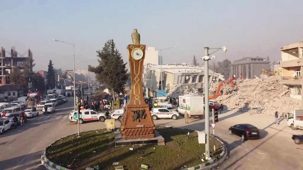 ADIYAMAN SAAT KULESİ 2 YILDIR 04.17'Yİ GÖSTERİYOR
