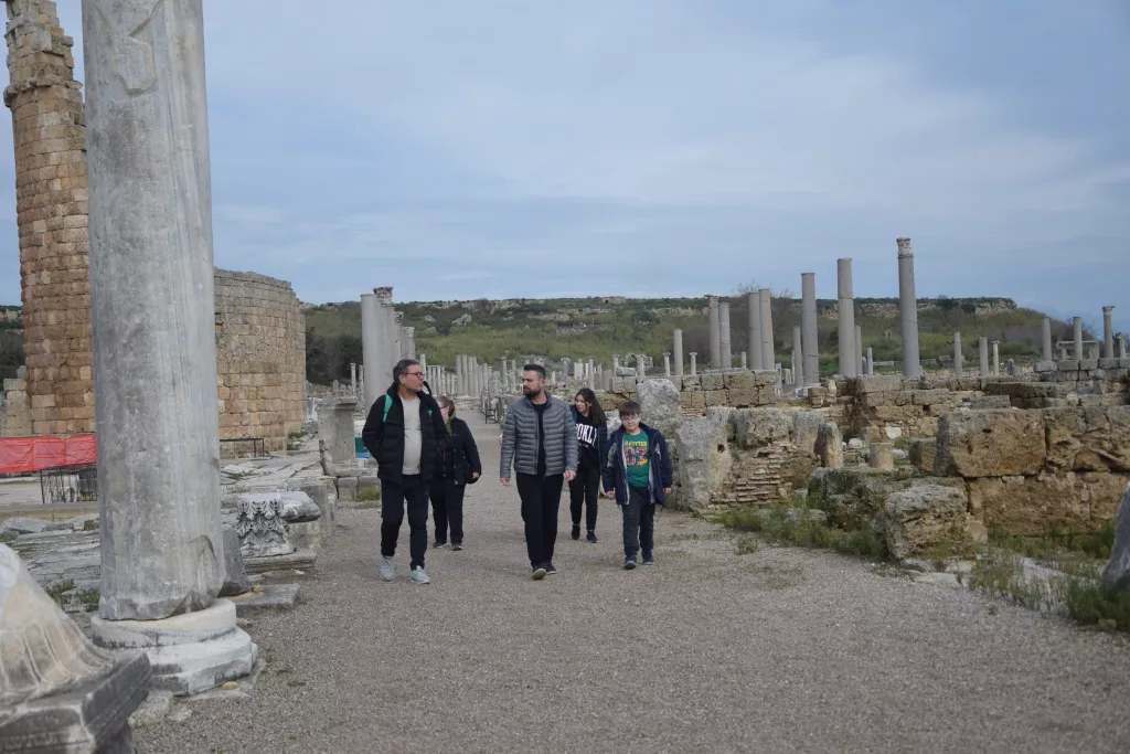 PERGE ANTİK KENTİ'Nİ 2024 YILINDA 157 BİN KİŞİ ZİYARET ETTİ