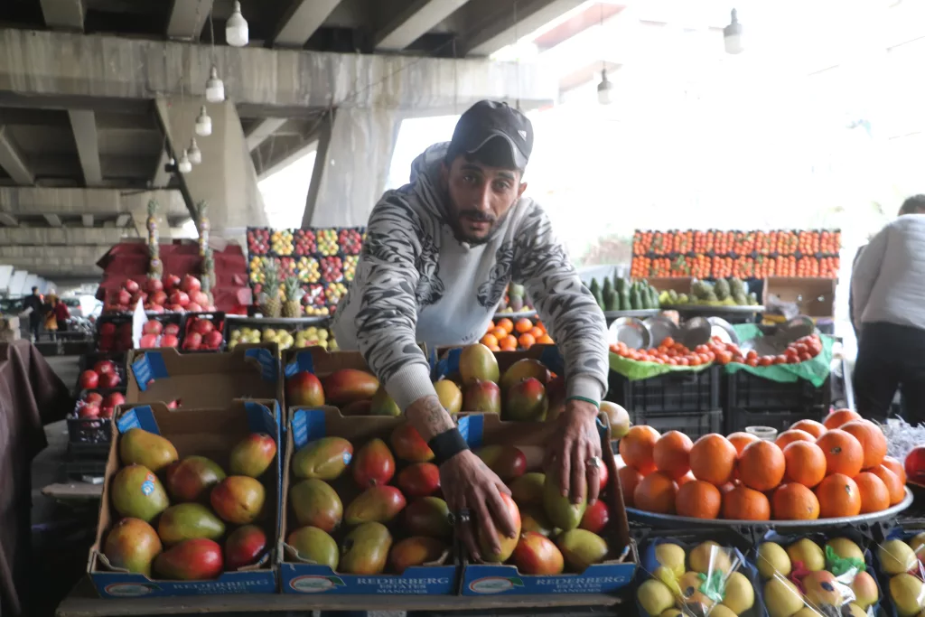 SURİYE'DE REJİMİN ÇÖKMESİYLE HALK, İTHAL ÜRÜNLERLE TANIŞTI SURİYELİ ESNAF YUSSEF: "BAZI MEYVELERLE İLK DEFA KARŞILAŞTIK"