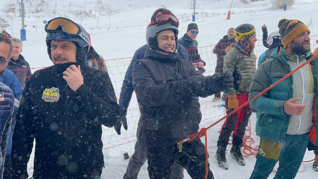 TÜRKİYE BUZ TIRMANIŞI ŞAMPİYONASI ERZURUM'DA BAŞLADI ŞAMPİYONADA ERZURUM VE ARDAHAN VALİLERİ DE TIRMANIŞ YAPTI