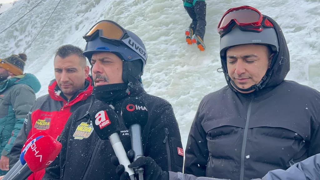 TÜRKİYE BUZ TIRMANIŞI ŞAMPİYONASI ERZURUM'DA BAŞLADI ŞAMPİYONADA ERZURUM VE ARDAHAN VALİLERİ DE TIRMANIŞ YAPTI