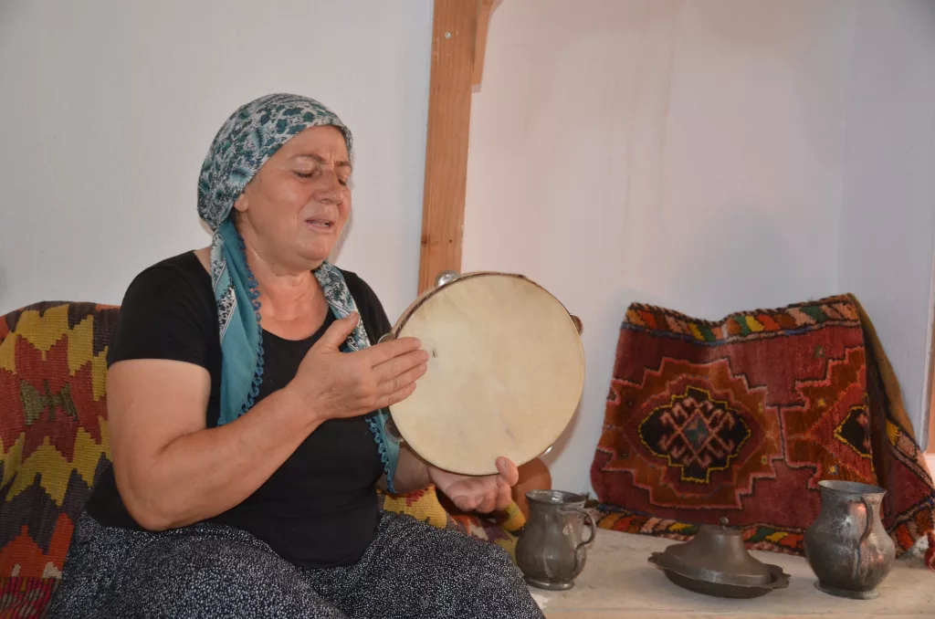 YARIM ASIRDIR TOROSLARIN MÜZİK MİRASINI YAŞATIYOR GÜLAY DİRİ, KÜLTÜR VE TURİZM BAKANLIĞI "YAŞAYAN İNSAN HAZİNESİ" ÖDÜLÜNÜ ALDI OKULA GİDİP GELİRKEN, KOYUN GÜDERKEN SÖYLEDİĞİ TÜRKÜLERLE KENDİNİ GELİŞTİRDİ