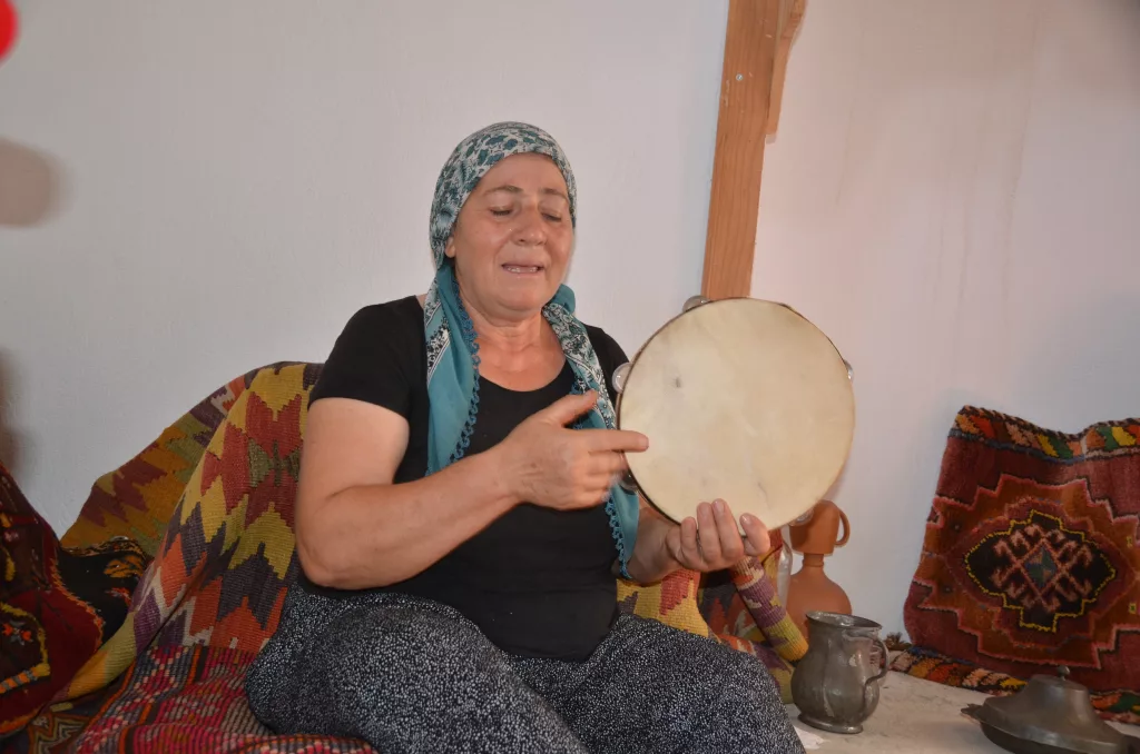 YARIM ASIRDIR TOROSLARIN MÜZİK MİRASINI YAŞATIYOR GÜLAY DİRİ, KÜLTÜR VE TURİZM BAKANLIĞI "YAŞAYAN İNSAN HAZİNESİ" ÖDÜLÜNÜ ALDI OKULA GİDİP GELİRKEN, KOYUN GÜDERKEN SÖYLEDİĞİ TÜRKÜLERLE KENDİNİ GELİŞTİRDİ