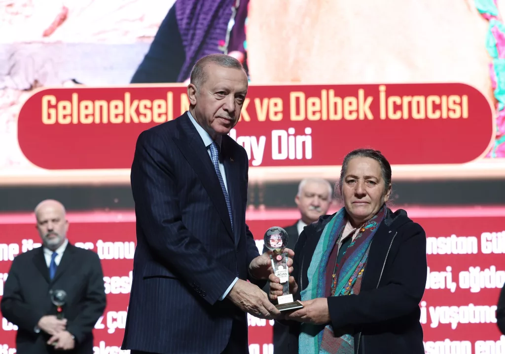 YARIM ASIRDIR TOROSLARIN MÜZİK MİRASINI YAŞATIYOR GÜLAY DİRİ, KÜLTÜR VE TURİZM BAKANLIĞI "YAŞAYAN İNSAN HAZİNESİ" ÖDÜLÜNÜ ALDI OKULA GİDİP GELİRKEN, KOYUN GÜDERKEN SÖYLEDİĞİ TÜRKÜLERLE KENDİNİ GELİŞTİRDİ