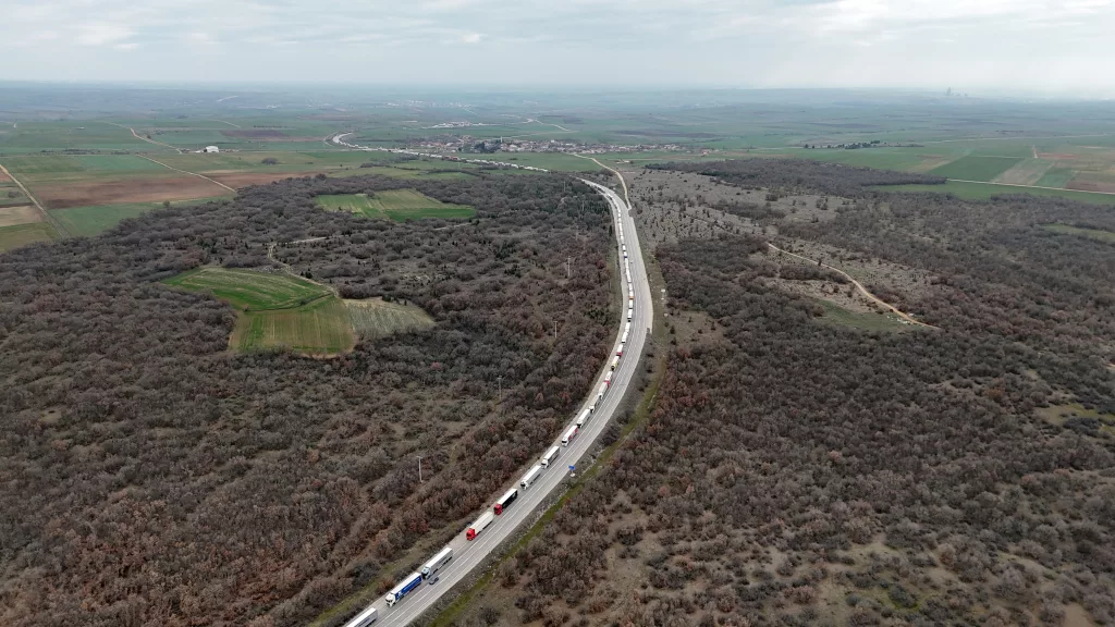 EDİRNE'DE TIR SÜRÜCÜLERİ DONDURUCU SOĞUKTA KİLOMETRELERCE UZUNLUKTAKİ SIRALARDA BEKLİYOR EDİRNE VALİSİNE SESLENEN TIR ŞOFÖRLERİ SORUNLARINA ÇÖZÜM İSTİYOR