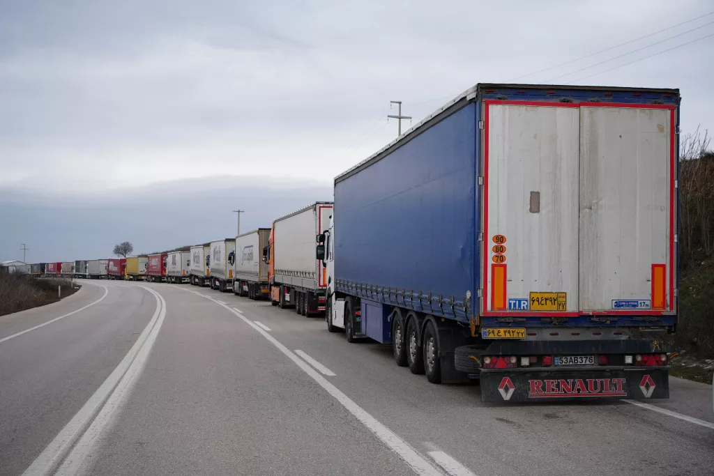 EDİRNE'DE TIR SÜRÜCÜLERİ DONDURUCU SOĞUKTA KİLOMETRELERCE UZUNLUKTAKİ SIRALARDA BEKLİYOR EDİRNE VALİSİNE SESLENEN TIR ŞOFÖRLERİ SORUNLARINA ÇÖZÜM İSTİYOR