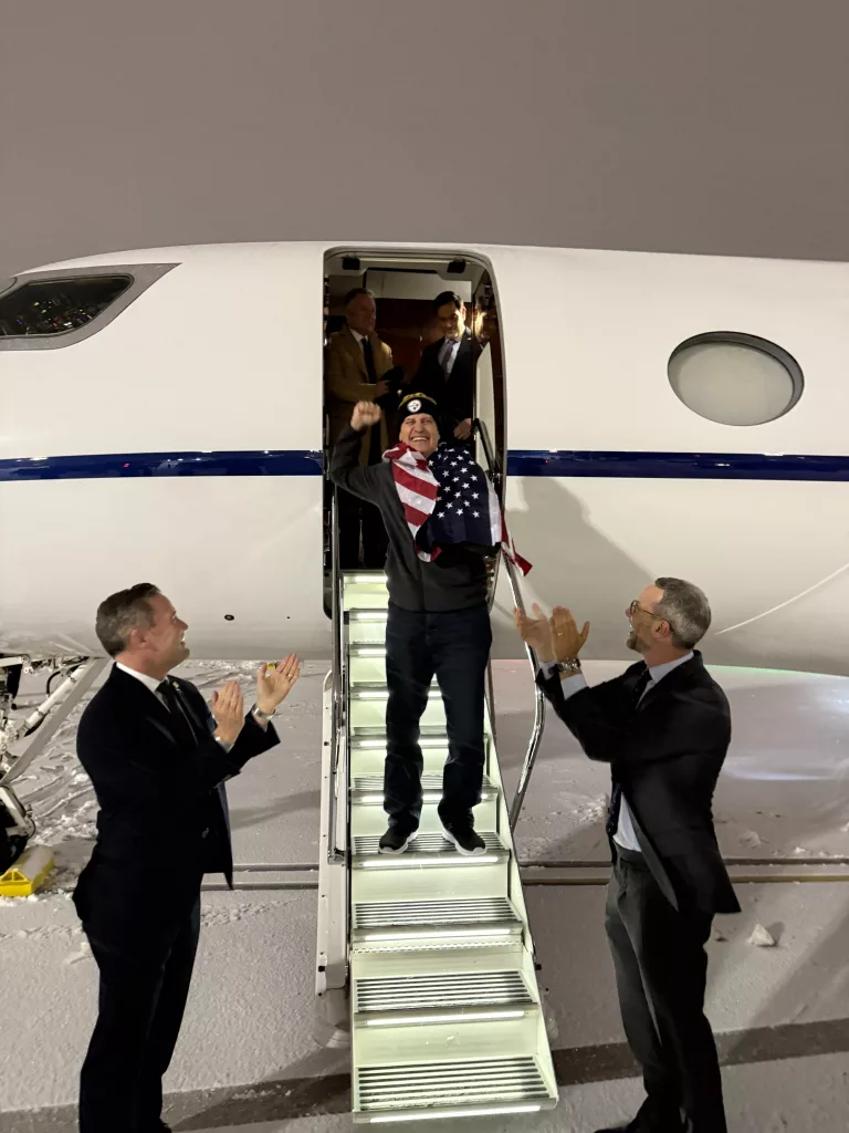 RUSYA'DA TUTUKLANAN ABD'Lİ ÖĞRETMEN FOGEL 3,5 YIL SONRA SERBEST BIRAKILDI FOGEL'I ABD BAŞKANI TRUMP KARŞILADI
