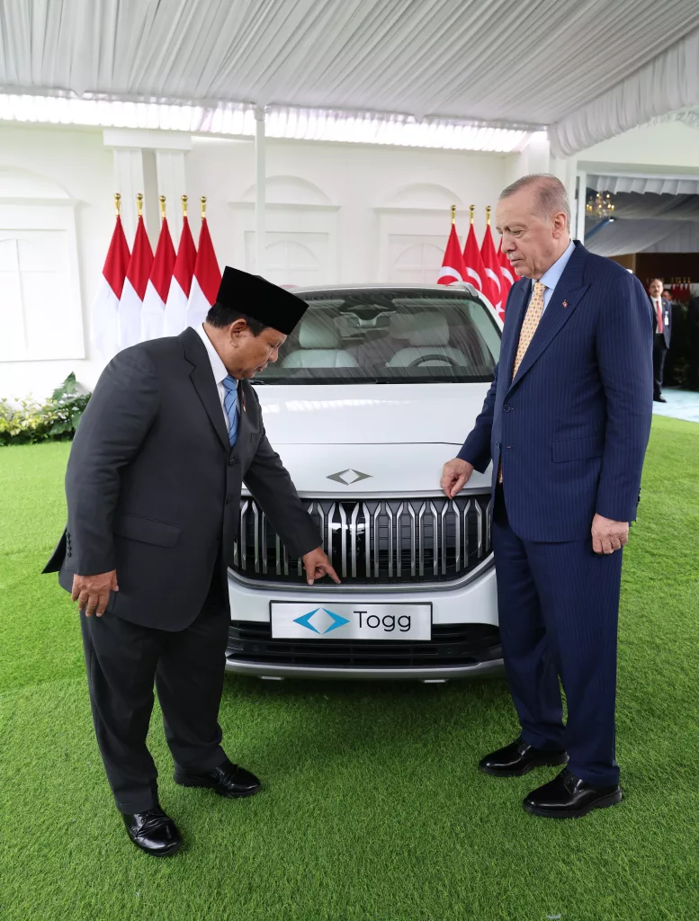 CUMHURBAŞKANI ERDOĞAN, ENDONEZYA DEVLET BAŞKANI SUBİANTO'YA TOGG HEDİYE ETTİ