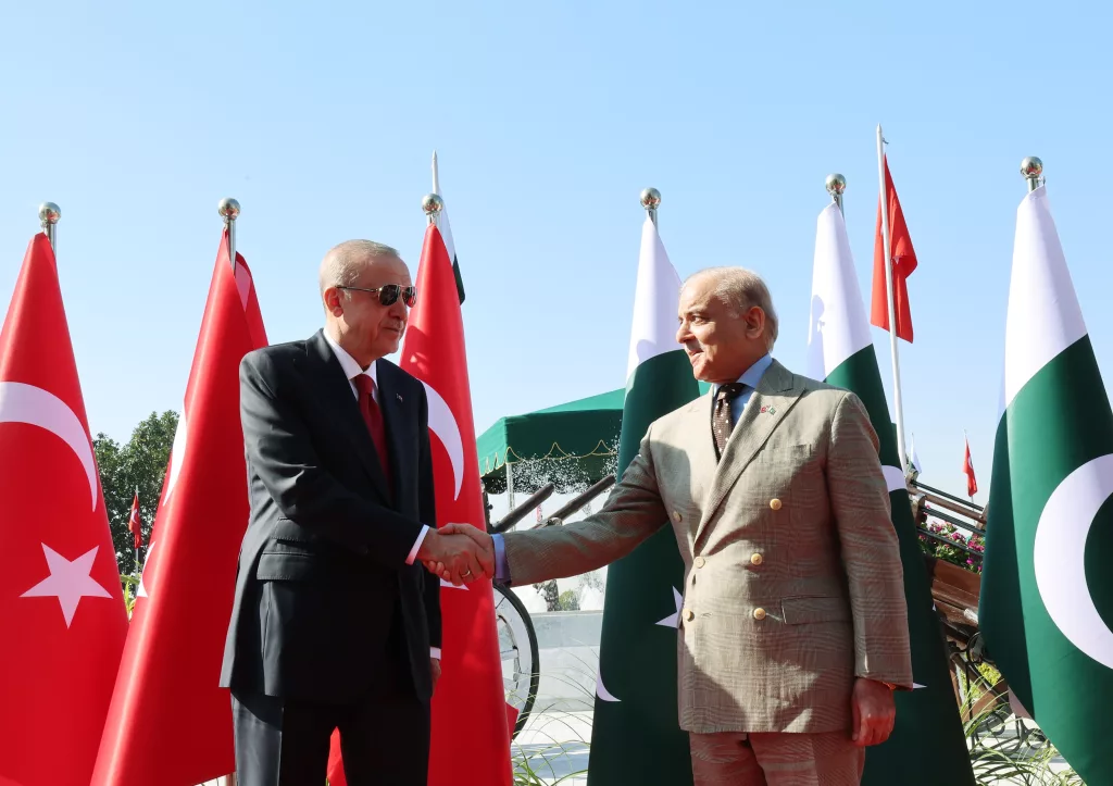 CUMHURBAŞKANI ERDOĞAN, PAKİSTAN BAŞBAKANI ŞERİF TARAFINDAN RESMİ TÖRENLE KARŞILANDI