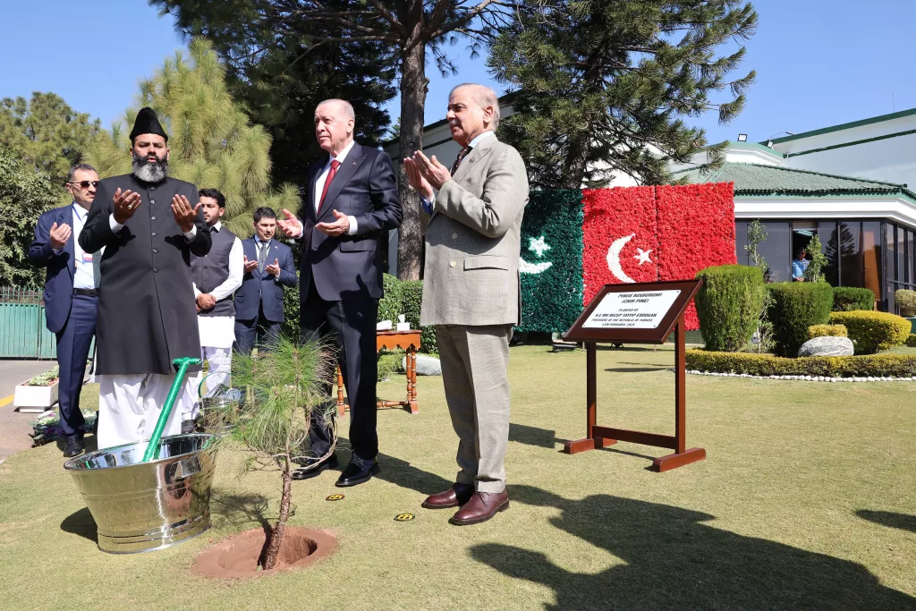 CUMHURBAŞKANI ERDOĞAN, PAKİSTAN BAŞBAKANI ŞERİF TARAFINDAN RESMİ TÖRENLE KARŞILANDI