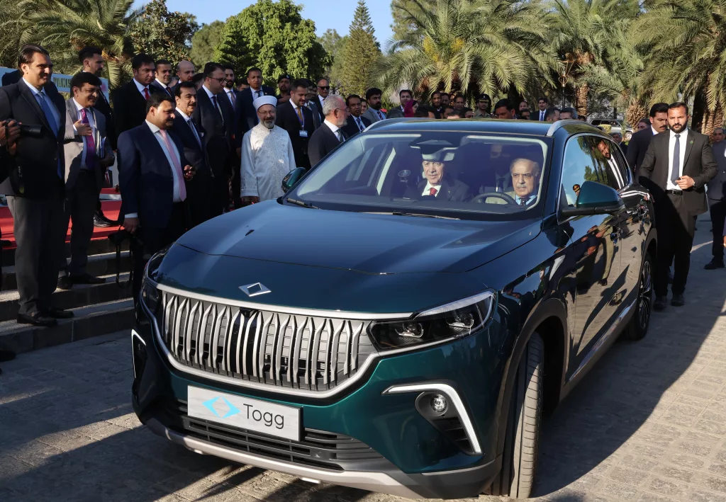 CUMHURBAŞKANI ERDOĞAN, PAKİSTAN BAŞBAKANI ŞERİF'E TOGG ARACI HEDİYE ETTİ
