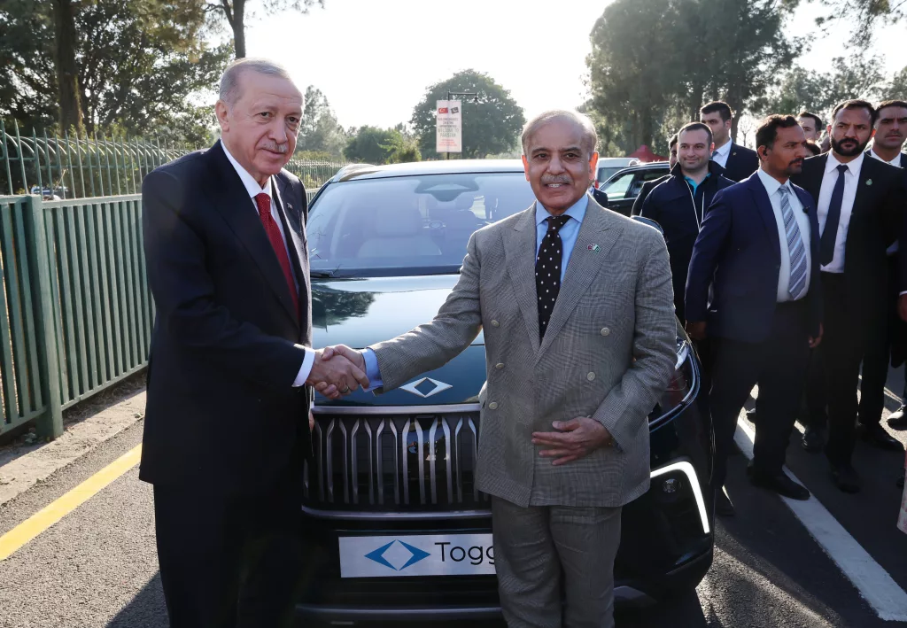 CUMHURBAŞKANI ERDOĞAN, PAKİSTAN BAŞBAKANI ŞERİF'E TOGG ARACI HEDİYE ETTİ