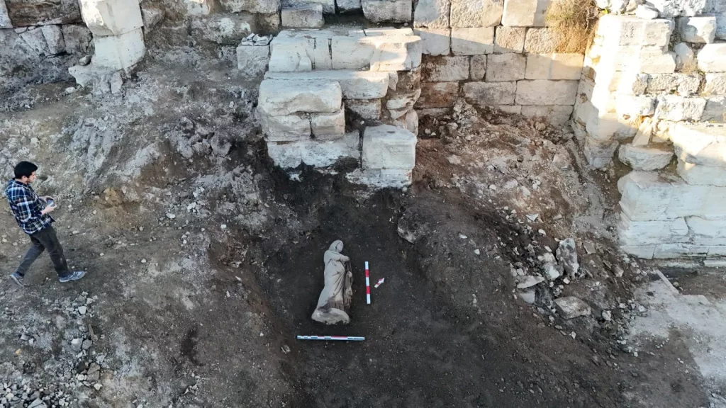PERGE ANTİK KENTİ'NDE BEŞ YENİ HEYKEL GÜN YÜZÜNE ÇIKARILDI