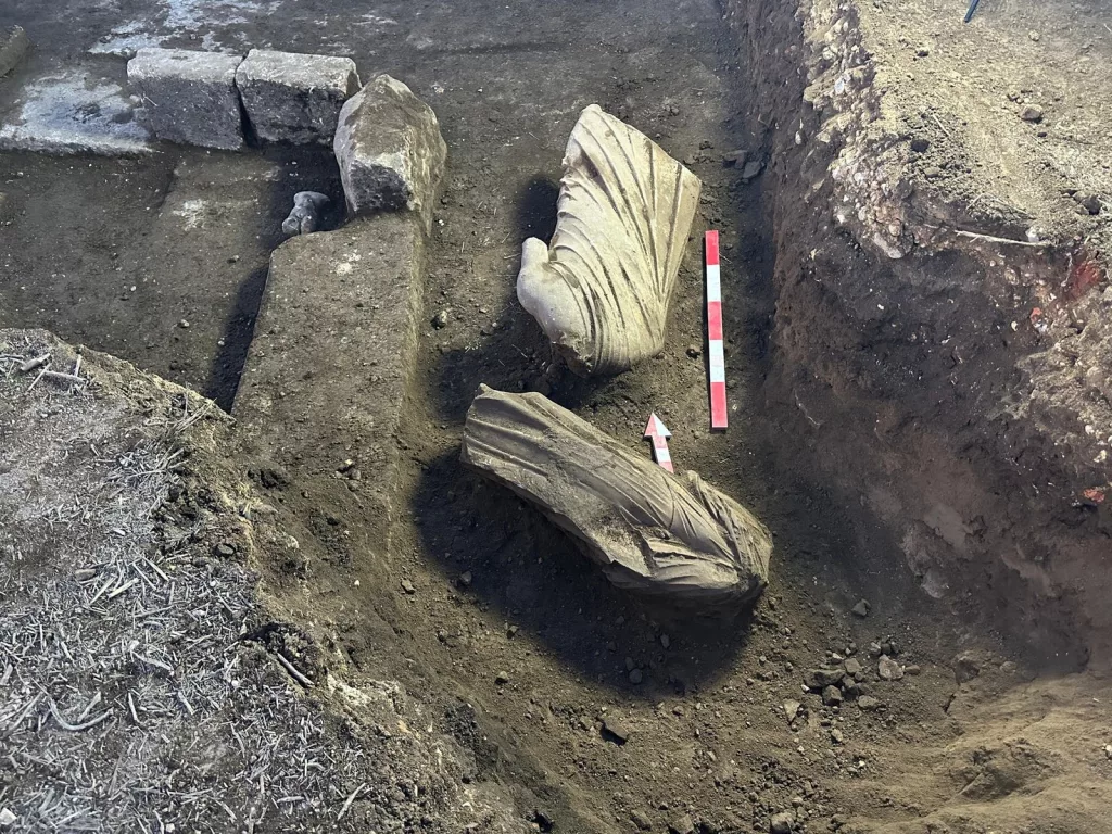 PERGE ANTİK KENTİ'NDE BEŞ YENİ HEYKEL GÜN YÜZÜNE ÇIKARILDI