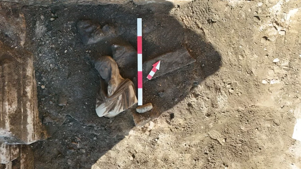 PERGE ANTİK KENTİ'NDE BEŞ YENİ HEYKEL GÜN YÜZÜNE ÇIKARILDI