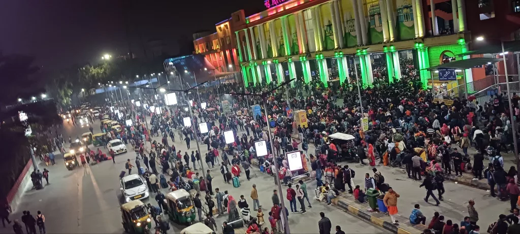 HİNDİSTAN'DA TREN İSTASYONUNDA İZDİHAM: 18 ÖLÜ