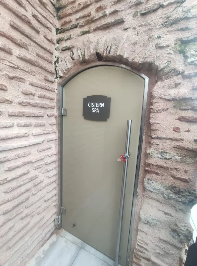 AYASOFYA'DAKİ BİN 500 YILLIK SARNICI MASAJ SALONU OLARAK KULLANAN HİLTON OTEL'İN İŞLETMESİ MÜHÜRLENDİ
