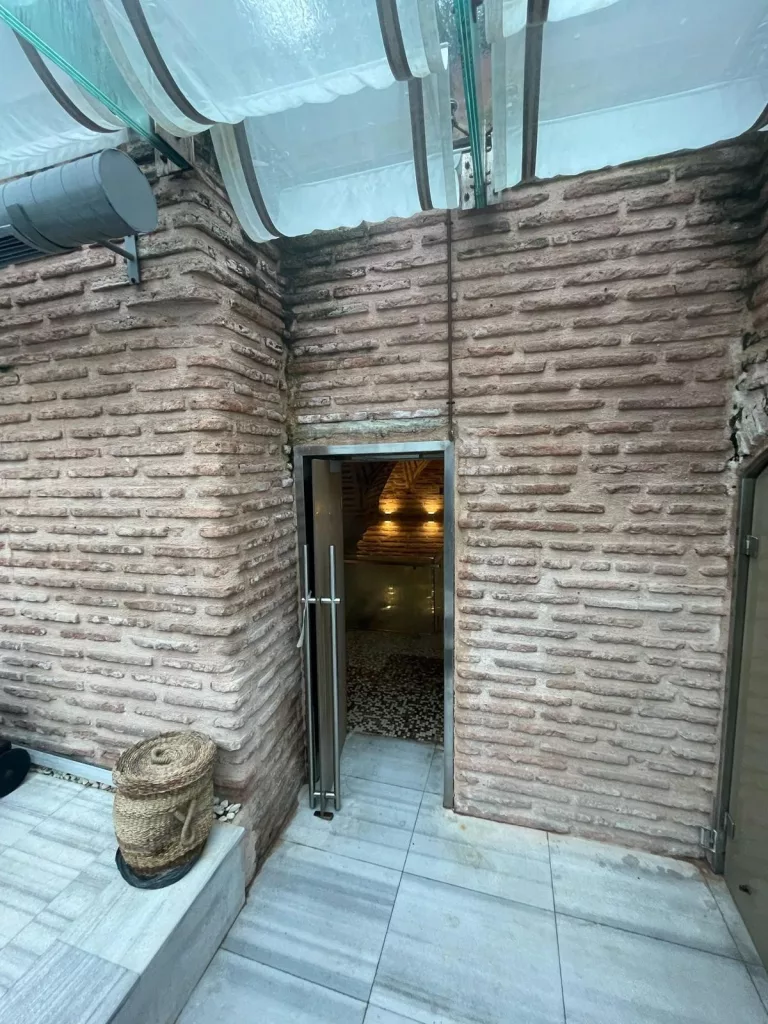 AYASOFYA'DAKİ BİN 500 YILLIK SARNICI MASAJ SALONU OLARAK KULLANAN HİLTON OTEL'İN İŞLETMESİ MÜHÜRLENDİ