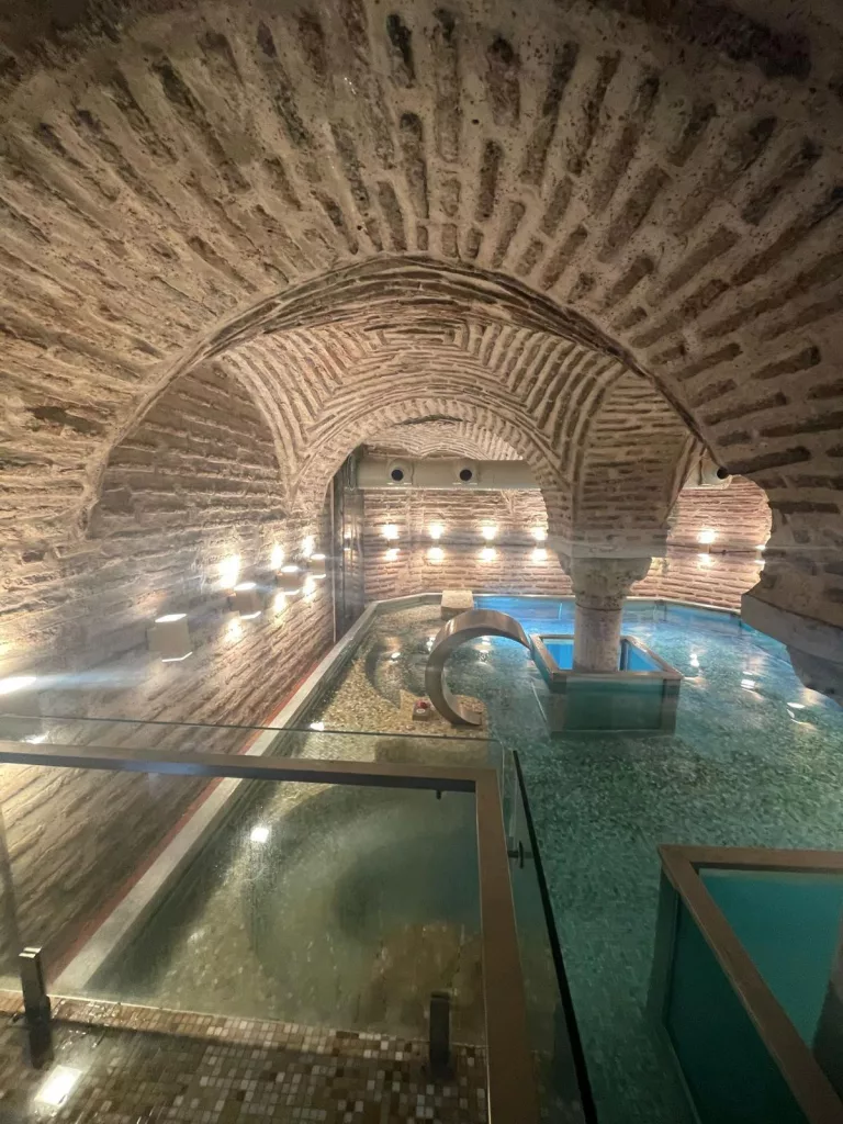 AYASOFYA'DAKİ BİN 500 YILLIK SARNICI MASAJ SALONU OLARAK KULLANAN HİLTON OTEL'İN İŞLETMESİ MÜHÜRLENDİ